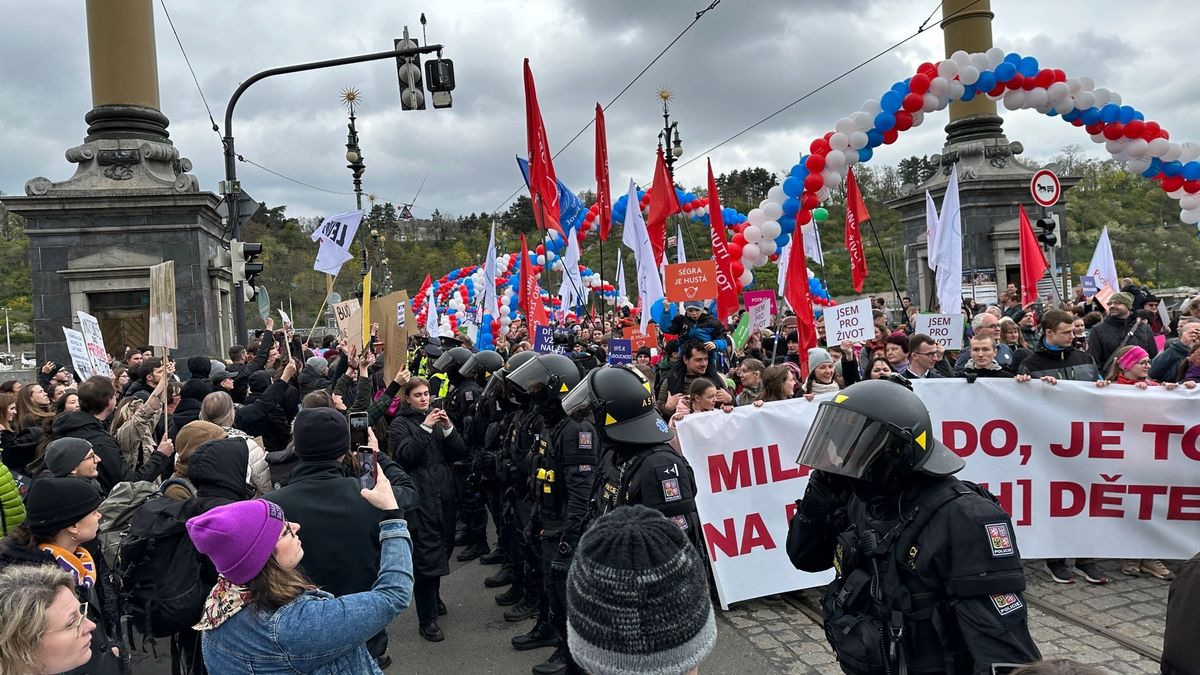 1500 lidí se vydalo na pochod Prahou. Cestu jim zkřížili antifašisté, zasahovali těžkooděnci